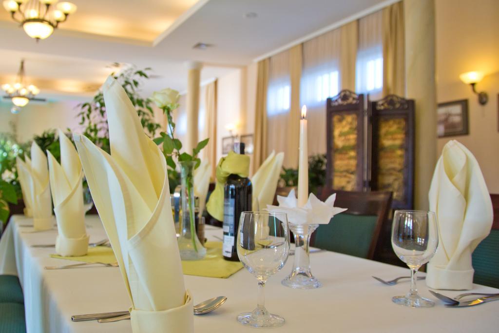 Hotel Kameralny เคียลเซ ภายนอก รูปภาพ
