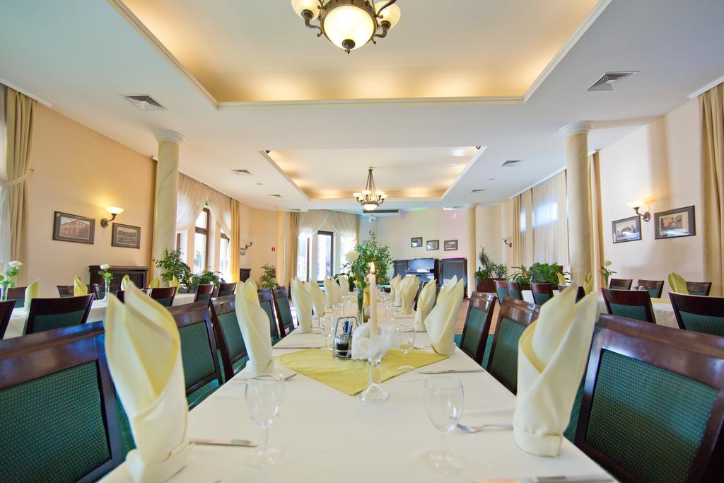 Hotel Kameralny เคียลเซ ภายนอก รูปภาพ